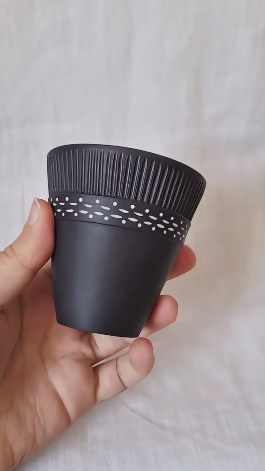 Verre porcelaine noire motifs blancs